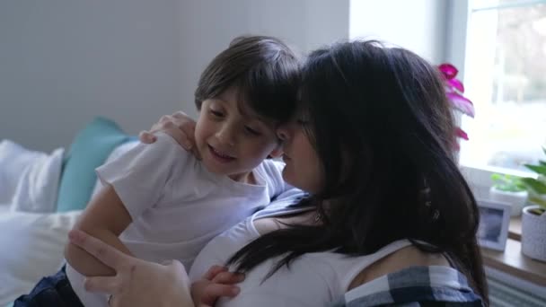 Moeder Kind Gezonde Zorgzame Relatie Ontspannen Middag Gezeten Bank Thuis — Stockvideo