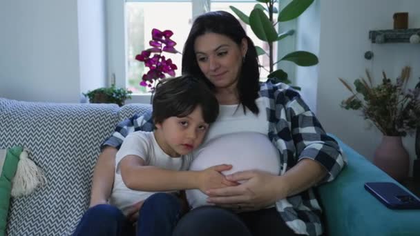 Küçük Çocuk Annesinin Hamile Karnını Öpüyor Rahat Bir Öğleden Sonra — Stok video
