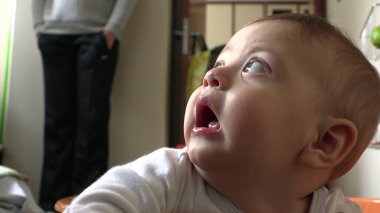 Bebek yukarı bakıyor, ağzı açık.