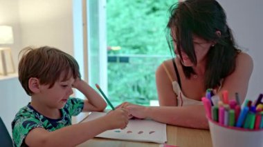 Anne Genç 'e Resim Bağlama Görevinde Yardım Ediyor