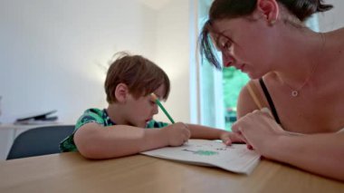 Çocukluk Edebiyatı - Anne, Oğlu 'na ilk mektuplarını yazmasını, evde eğitim almasını öğretiyor.