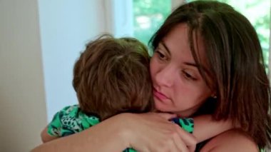 Anneyi Sevmek Rahatlatır ve Kollarında Yorgun Çocuğu Sarar