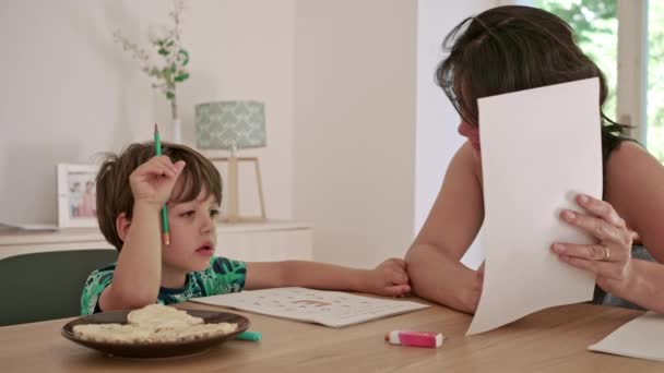 Home Estudios Pequeño Niño Asistido Por Madre Durante Momento Educación — Vídeos de Stock
