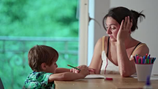 Mentoring Bambino Che Studia Casa Con Madre Domande Risposte — Video Stock