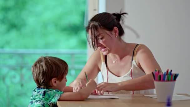 Struggles Home Onderwijs Uitgeputte Moeder Gefrustreerd Met Jongeren Slordig Huiswerk — Stockvideo