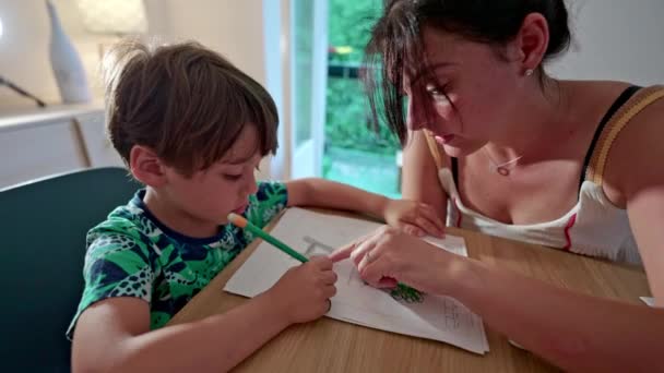 家庭教育 母亲向儿子展示识字的第一步 如何保存和使用铅笔和更易怒 — 图库视频影像