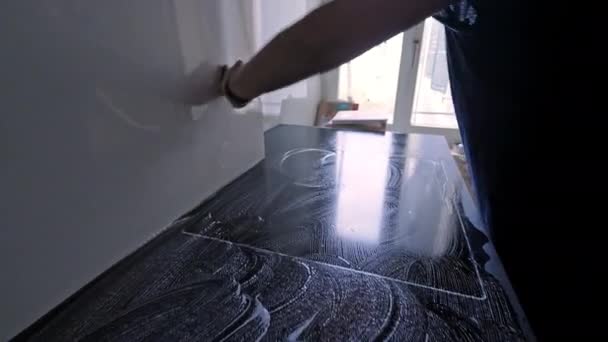 Limpeza Apartamento Progresso Mulher Vigorosamente Limpando Parede Cozinha — Vídeo de Stock