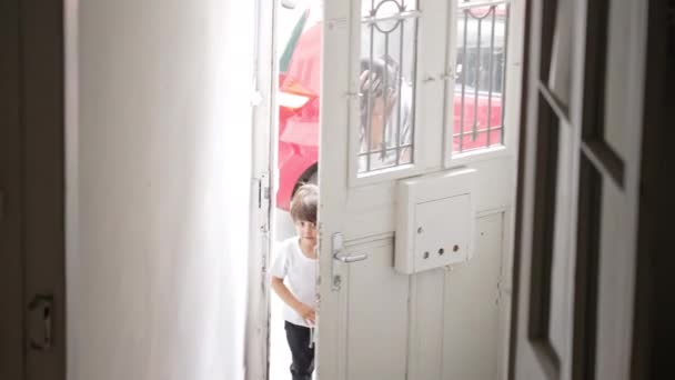 返回家园 母亲与儿子打开前门 爬上公寓入口楼梯间 — 图库视频影像