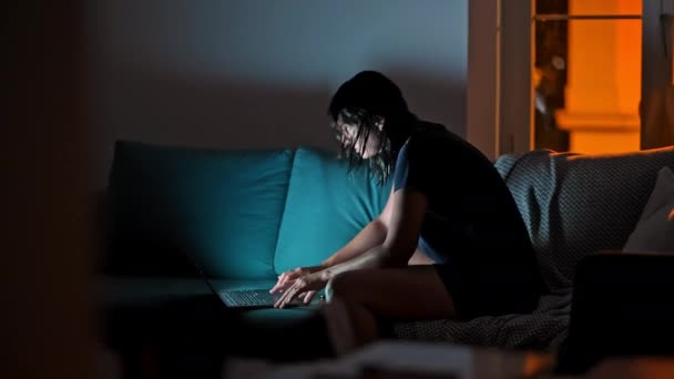 Computação Casual Mulher Ajusta Cabelo Enquanto Trabalha Laptop — Vídeo de Stock