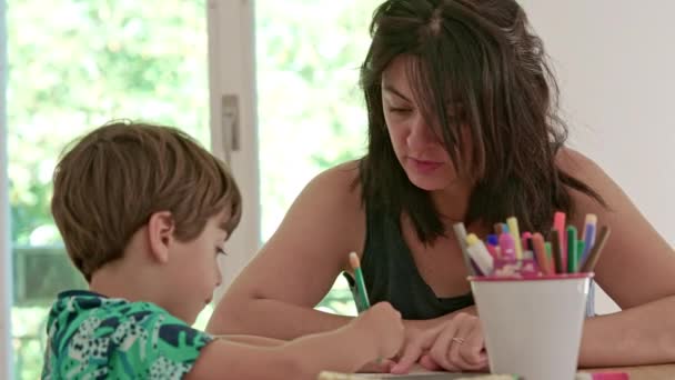 Moeder Assisteert Geletterdheid Van Kleine Jongen Onderwijzen Uitspraak Geluid Van — Stockvideo