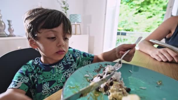 Malý Chlapec Sedí Stolu Jíst Rýži Fazole Pomocí Vidličky Nůž — Stock video