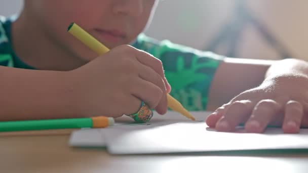 Youngster Verwendet Gelben Marker Für Die Umrisse Der Hausaufgaben Kind — Stockvideo