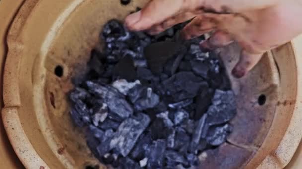Ręce Napełniania Ceramiczny Przenośny Grill Węglem Drzewnym — Wideo stockowe