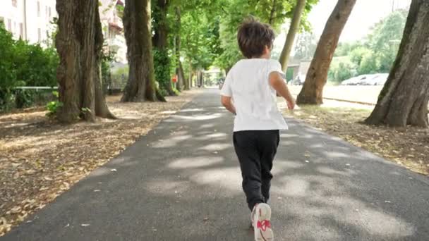 Liberdade Infantil Jovem Menino Traços Longo Leafy Suburban Calçada — Vídeo de Stock