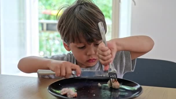 Durante Almuerzo Little Boy Corta Salchicha Con Tenedor Cuchillo Para — Vídeos de Stock