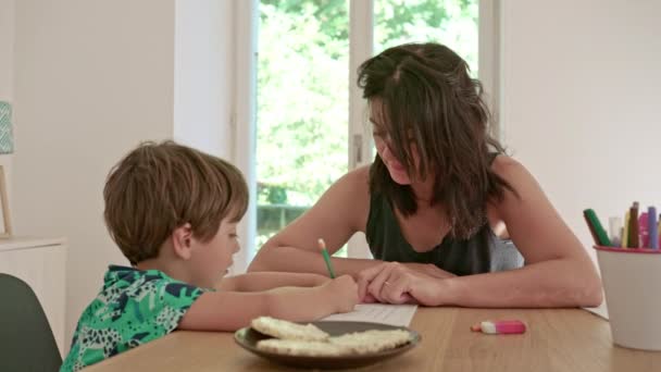 Мальчик Получает Наставления Поправки Матери Наставницы Время Домашнего Обучения — стоковое видео