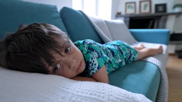 Nudný Otrávený Chlapec Leží Pohovce Houpající Tělo — Stock video