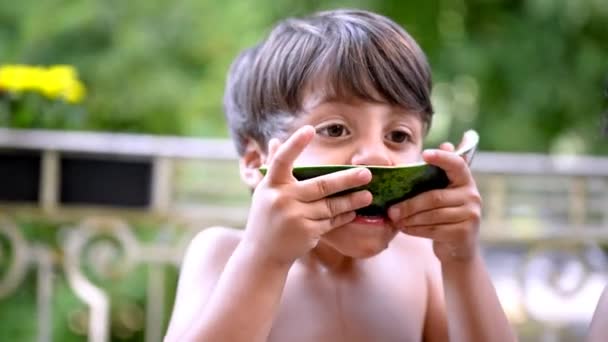 Malý Chlapec Vychutnává Každý Poslední Kousek Melounu Letní Den — Stock video