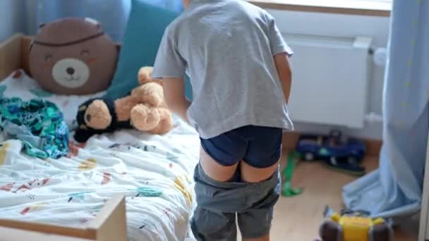 Παιδικά Ρούχα Ίδιος Στην Πρωινή Καθημερινή Ρουτίνα Νεαρό Αγόρι Ντύνεται — Αρχείο Βίντεο