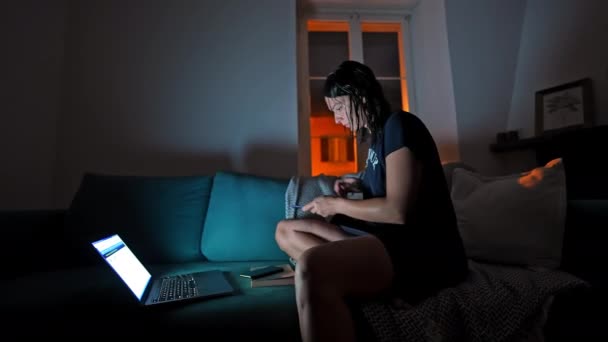 Medio Noche Mujer Reúne Documentos Para Investigación Utilizando Ordenador Portátil — Vídeos de Stock