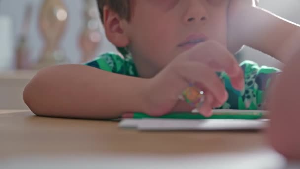 Ödevleri Sırasında Dikkatle Dinlerken Yanağında Yanak Olan Yakın Plan Çocuk — Stok video
