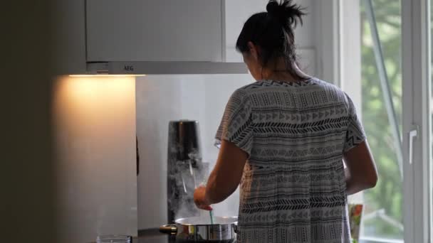Kadın Indüksiyon Sobasında Yemek Hazırlıyor Paslanmaz Çelik Tencereler Buhar Püskürtüyor — Stok video