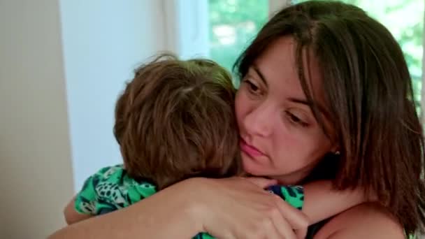 Mom Comfort Liefdevolle Moeder Kalmeert Knuffels Dragen Kind Haar Armen — Stockvideo