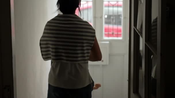 Madre Hijo Saliendo Calle Gente Saliendo Del Edificio Apartamentos Padres — Vídeo de stock