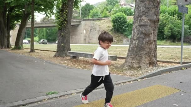 Glückliches Kind Hüpft Über Fußgängerweg Kind Überquert Straße Auf Fußgängerüberweg — Stockvideo