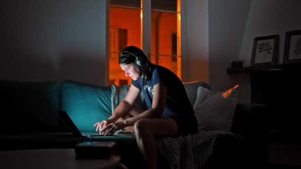 女人在客厅里上网 晚上坐在沙发上 晚上在现代设备前焦虑的人 — 图库视频影像