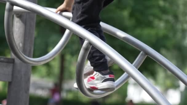 Мальчик Поднимается Игровую Площадку Слайдер Ребенок Наращивает Время Игры Парке — стоковое видео