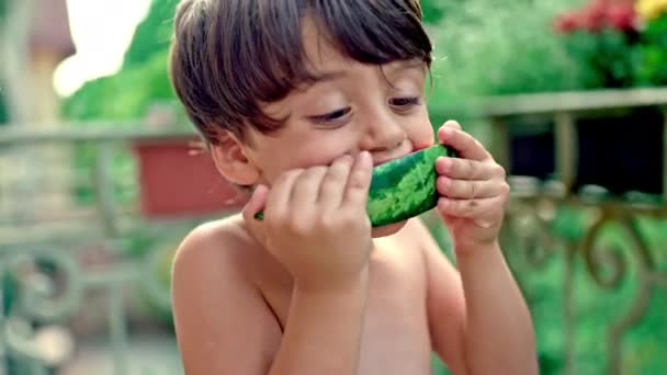 Malý Chlapec Potěšení Melounu Během Odpolední Svačinka Balkóně — Stock video