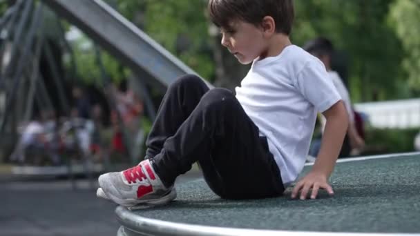 Junge Tritt Aus Spielplatzkarussell Bewegung Kind Spielt Bei Sonnigem Tag — Stockvideo