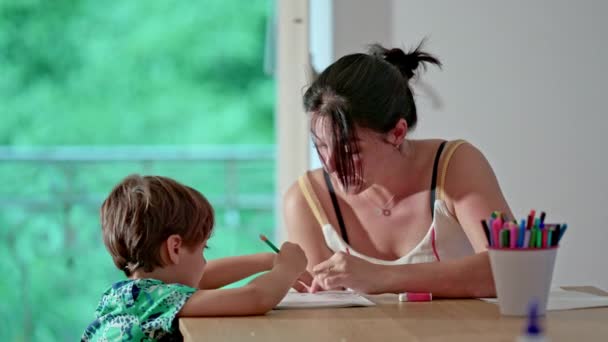 Moeder Biedt Begeleiding Aan Jongeren Tijdens Alfabetische Leertaak — Stockvideo