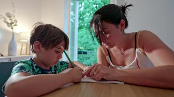 Maminka Pomáhá Malý Chlapec Psát Praktikovat Písmeno Domácí Výuka Gramotnost — Stock video