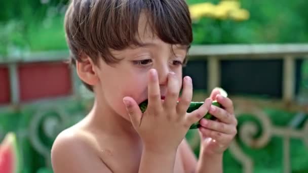 Färsk Eftermiddagsfika Liten Pojke Äter Vattenmelon Stående Balkongen Sommardag — Stockvideo