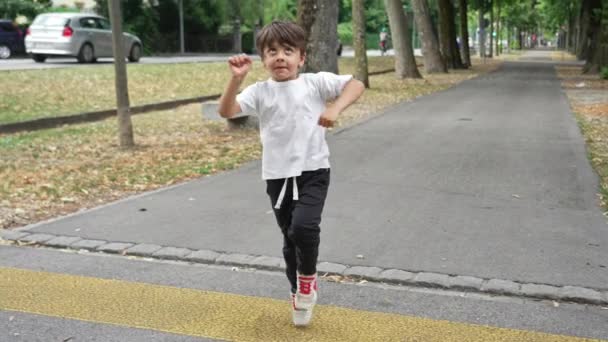 交通の焦点を失う危険性 ツリーの上に吸収された子供は ストリートを渡っている間 遊んで安全を否定します — ストック動画