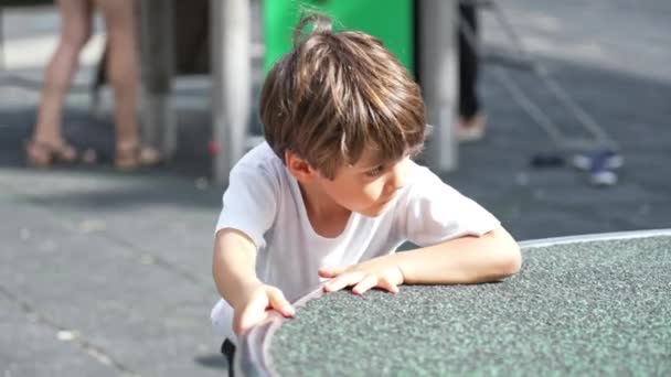 Child Spins Καλά Γύρο Στο Πάρκο Παιδική Χαρά Κατά Διάρκεια — Αρχείο Βίντεο