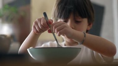 Spagetti zevki - küçük çocuk yemek saatinde makarna yerken çatal çevirmeye çalışıyor. Çocuk eğlenirken çatal bıçak kullanmayı öğren.