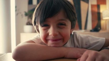 Parlak Gözlü ve Meraklı İfadesiyle Gülümseyen 5 yaşında bir çocuk