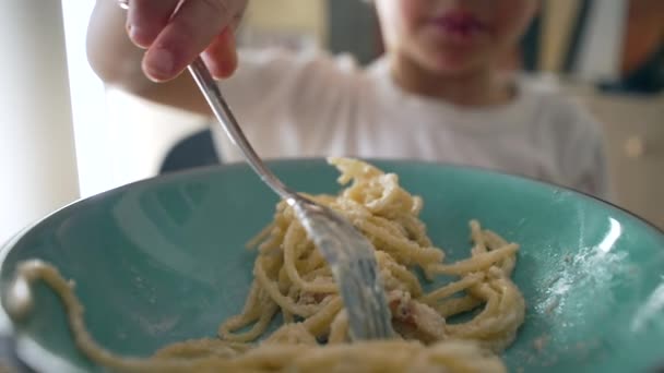 파스타 포크와 풍부한 탄수화물 음식의 클로즈업 배경에 소년과 아이의 — 비디오