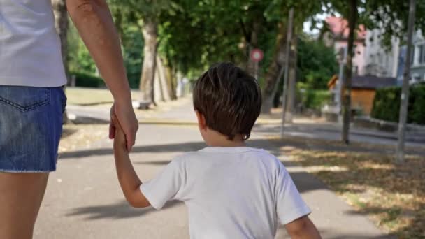 Маленький Хлопчик Матір Прогулянці Під Час Сонячного Дня Батько Дитина — стокове відео