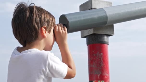 Nyfiken Liten Pojke Kikar Ett Avlägset Landskap Genom Teleskop Viewer — Stockvideo