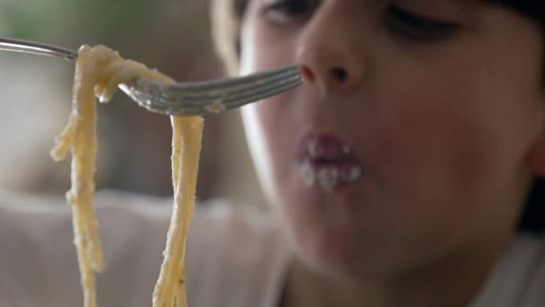 Niño Comiendo Pasta Primer Plano Niño Pequeño Sosteniendo Tenedor Intentos — Vídeos de Stock