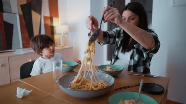 Mère Enfant Pendant Dîner Maman Servant Des Spaghettis Aux Pâtes — Video