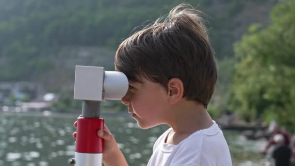 Little Boy Lakes Edge Maakt Gebruik Van Vaste Verrekijker Prachtig — Stockvideo