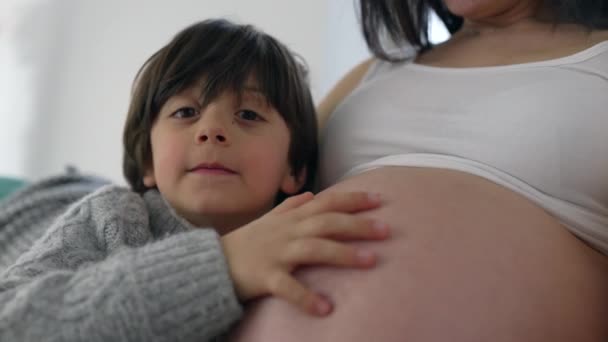 Amare Abbracciare Bambino Anni Una Madre Incinta Primo Piano Bacio — Video Stock
