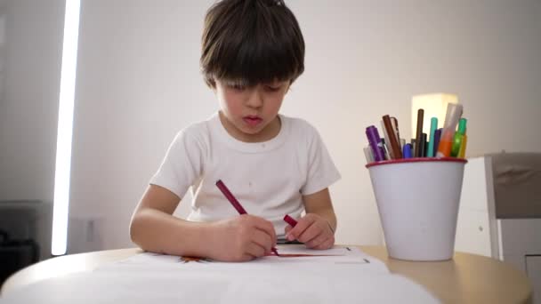 Kinderzeichnung Auf Papier Mit Malstift Jähriger Junge Vertieft Kreative Kunstwerke — Stockvideo