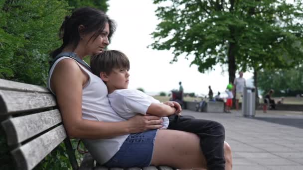 孩子们在广场休息时表现出母亲疲倦的迹象 — 图库视频影像