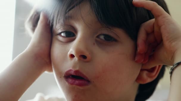 Jeune Garçon Réfléchi Contemplation Gros Plan Sur Enfant Ans Avec — Video